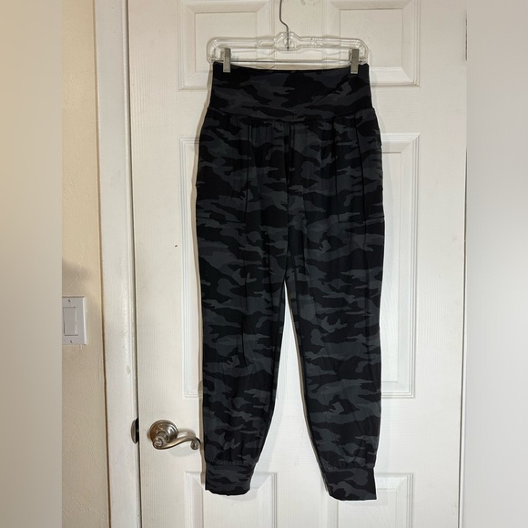 Athleta Camo Salutation Jogger Grey Sz M athletic Yoga Sport - Picture 2 of 6